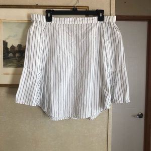 Chic Calvin Klein Jeans off the shoulder top! 😍